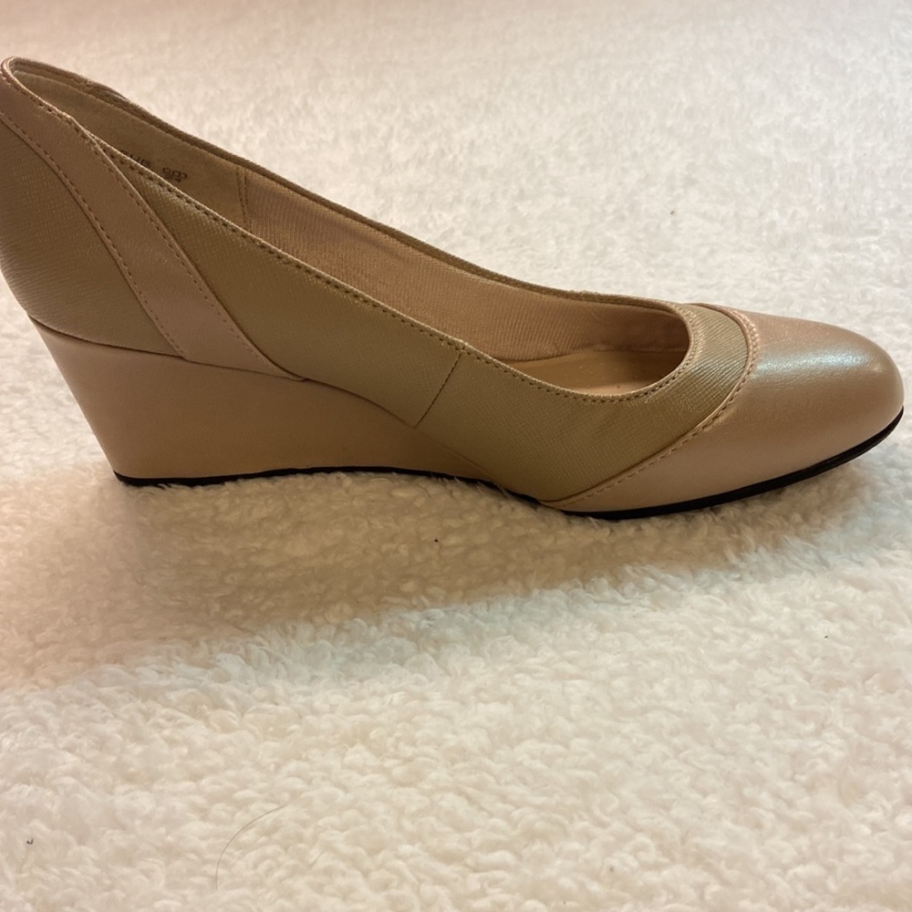 Life Stride Dreams Soft System Flex 2.25” Wedge Heel in Beige Tan 7M